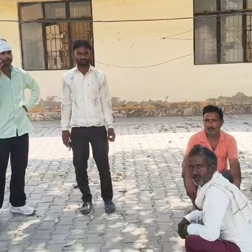 मैनपुरी में अज्ञात वाहन की टक्कर से युवक की मौत:बाइक से उछलकर सड़क पर गिरा युवक, परिजनों में आक्रोश