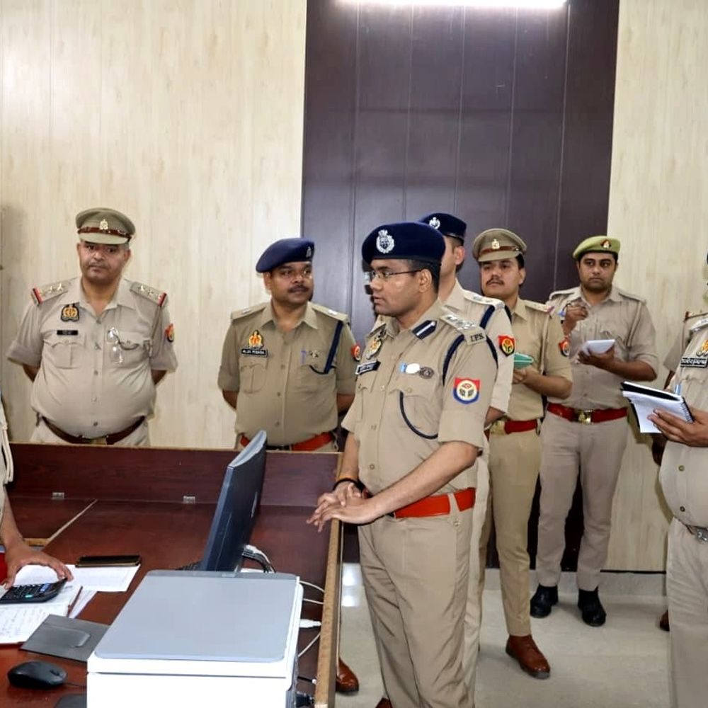 औरैया में गोवंश तस्करी पर 30 लोगों पर कार्रवाई:डीआईजी ने पुलिस व्यवस्था को पारदर्शी बनाने के लिए क्यूआर कोड प्रणाली लागू करने के दिए निर्देश