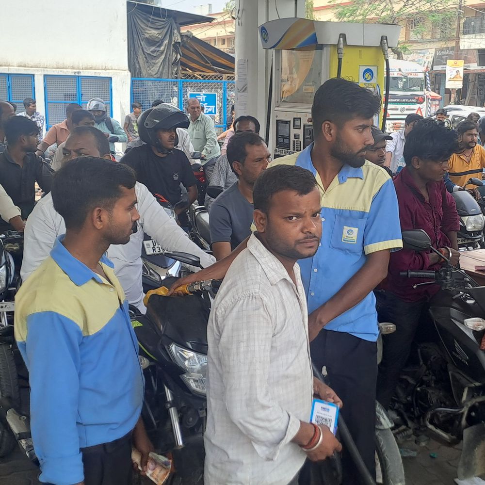 बलरामपुर में पेट्रोल-डीजल की कोई कमी नहीं:अफवाहों के बाद बढ़ी खपत, प्रशासन ने स्थिति को नियंत्रण में रखा