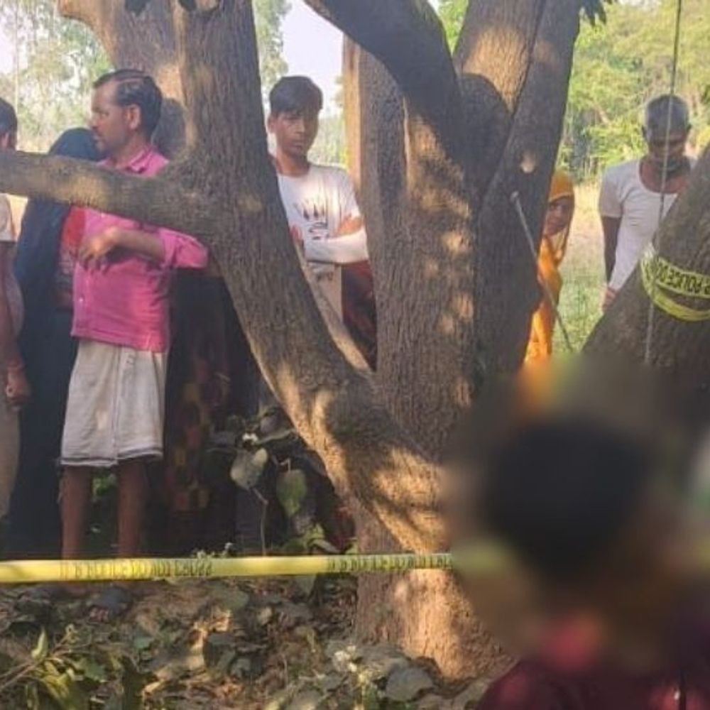 12 साल क किशोर का शव पेड़ से लटका मिला:सीतापुर में बकरी चराने निकला था, पुलिस ने आत्महत्या की आशंका जताई
