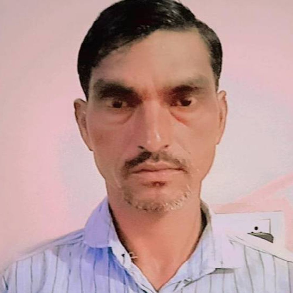 बेटी के सामने पिता ने जहर निगला:झांसी मेडिकल कॉलेज में 2 दिन बाद दम तोड़ा, पत्नी भांजे की शादी में गई थी