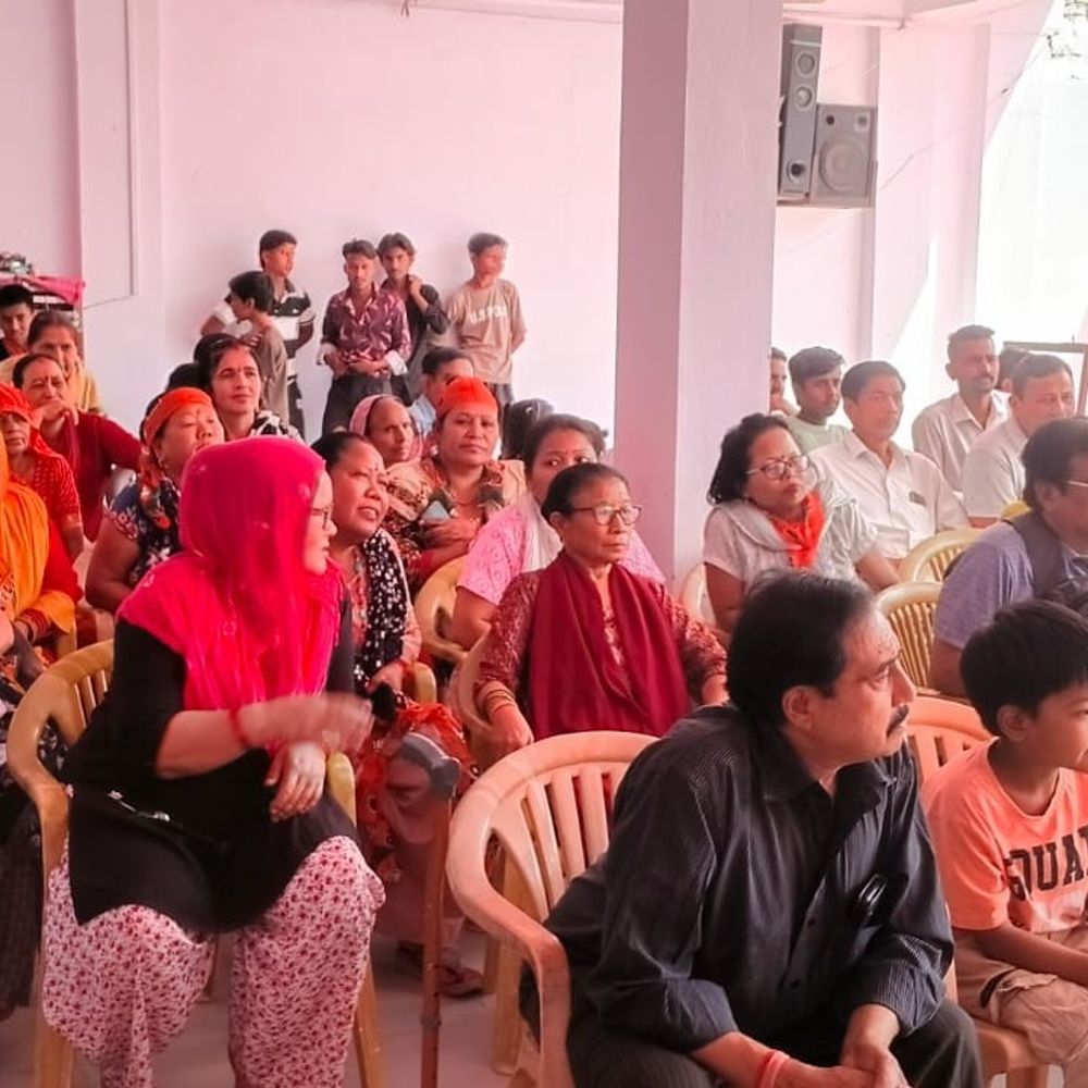 आगरा के दुर्गानगर फेश-2 में गली और सड़क टूटी:लोगों ने बैठक कर जताया विरोध, क्षेत्र की समस्याओं पर की चर्चा