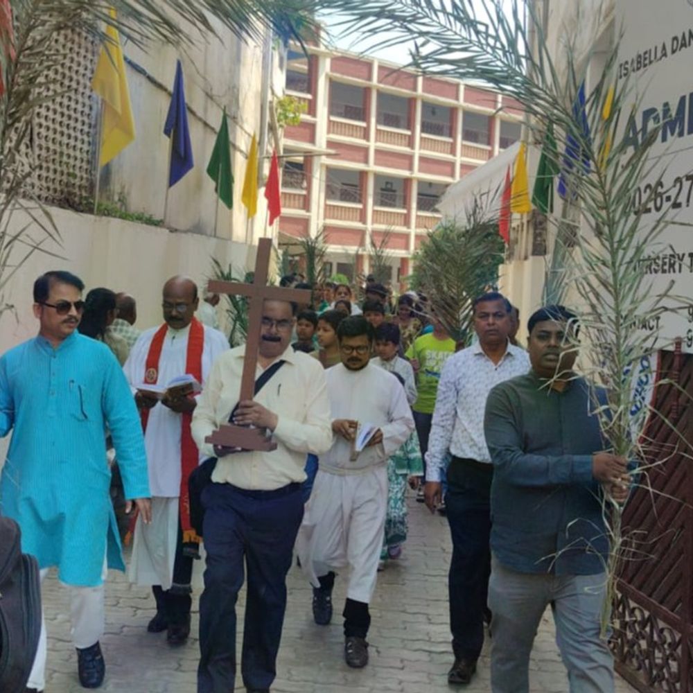 प्रयागराज के सेंट जॉन्स चर्च में 'पाम संडे':खजूर की डालियां लेकर विजय जुलूस निकाला, प्रभु यीशु के गीत गाए