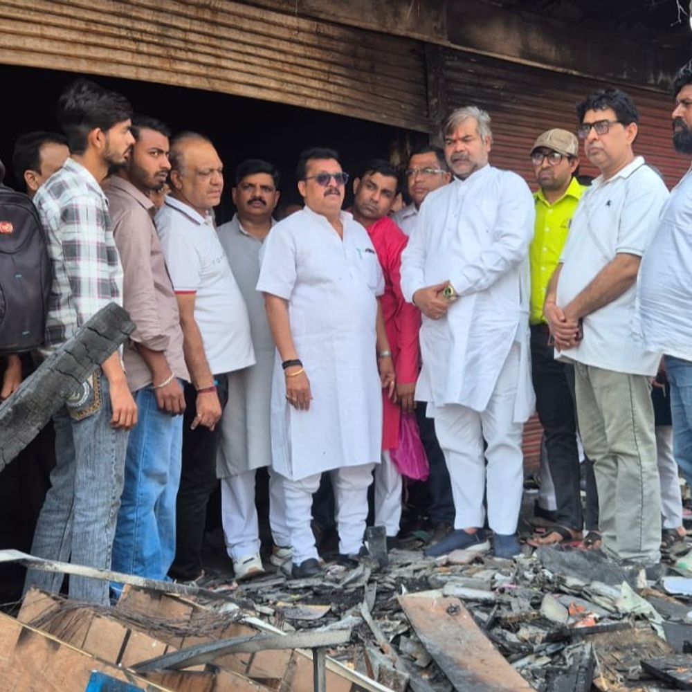 आग से प्रभावित व्यापारियों से मिले कमल दत्त शर्मा:मेरठ में निरीक्षण कर बोले- यह नुकसान केवल व्यक्तिगत नहीं, बल्कि पूरे राष्ट्र का नुकसान
