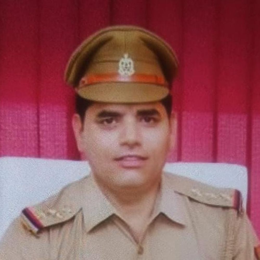 सुल्तानपुर में वर्दी पहनते समय इंस्पेक्टर को लगी गोली:थाने के कमरे में निजी असलहा से फायरिंग, बेहतर इलाज के लिए लखनऊ रेफर