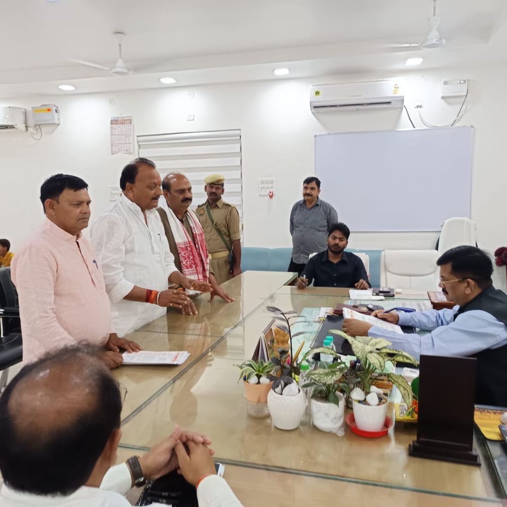 मूल्यांकन केंद्रों पर जलपान राशि गबन का आरोप:माध्यमिक शिक्षक संघ ने DM से की मुलाकात, शिक्षकों के खाते में भुगतान की मांग