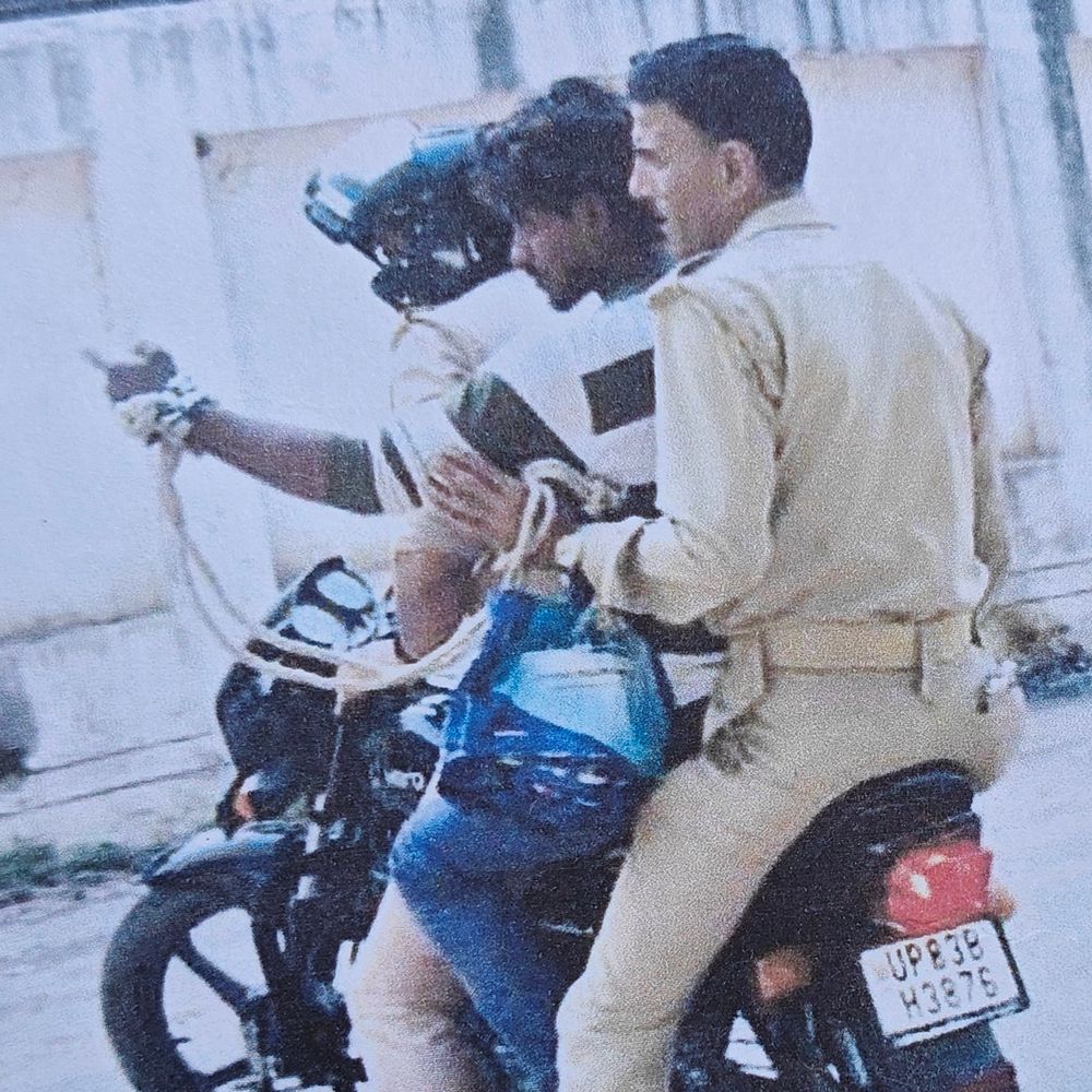 रुपए न मिलने पर युवक को फंसाने का आरोप:परिजनों ने एडीजी से चौकी पुलिस की शिकायत की, सबूत के तौर पर दिखाए CCTV फुटेज