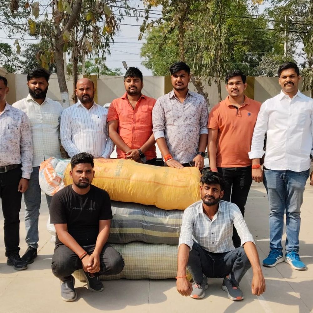 भदोही में121 किलो गांजा के साथ दो तस्कर गिरफ्तार:भदोही में टाटा पंच कार से हो रही थी सप्लाई, फरार साथियों की तलाश जारी