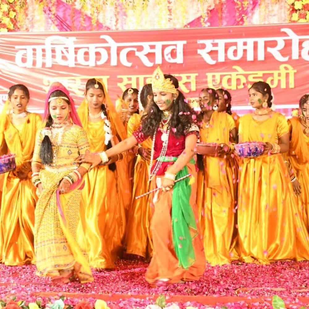 संतकबीर नगर में छात्रों ने दी मनमोहक प्रस्तुतियां:डॉ. जय प्रकाश शर्मा ने कहा- ऐसे कार्यक्रमों से निखरती है प्रतिभा