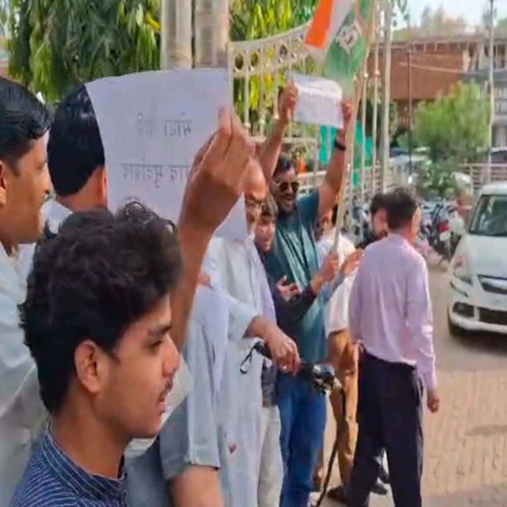 शाहजहांपुर में नगर आयुक्त के तबादले का विरोध:कांग्रेस ने 'मोटा भाई मुर्दाबाद' लिखकर पुतला फूंका, जिलाध्यक्ष हंटर लेकर पहुंचे