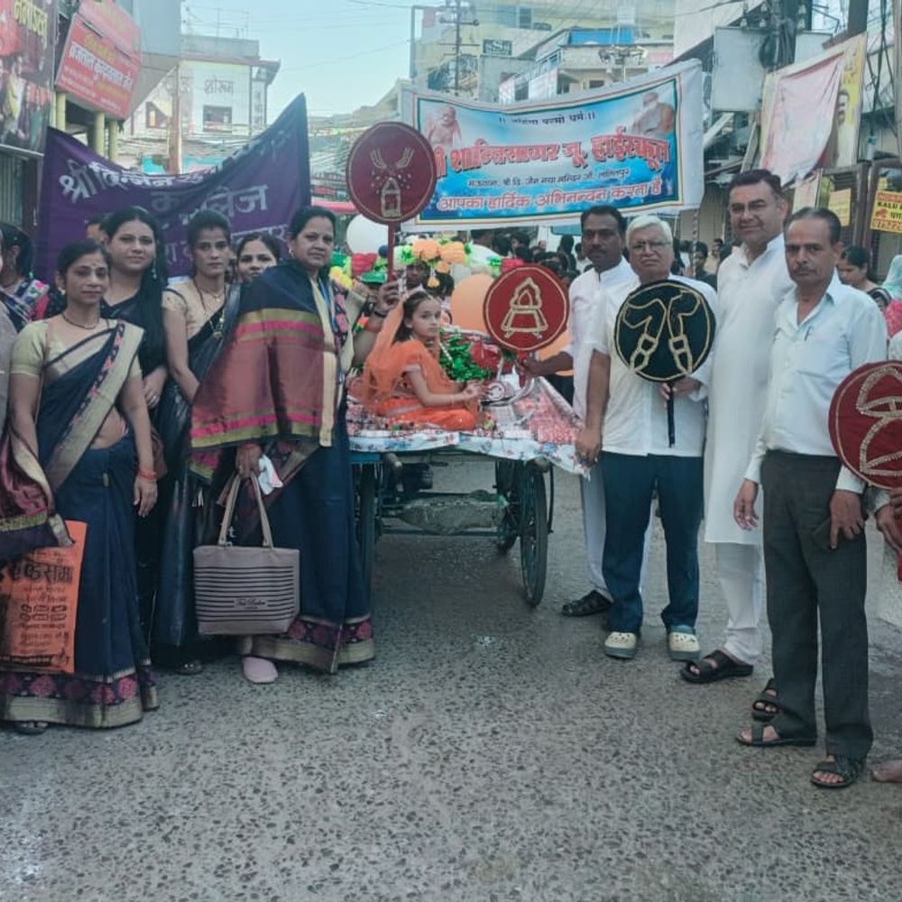 ललितपुर में भगवान महावीर जन्मोत्सव पर निकली शोभायात्रा:आकर्षक झांकियां निकाली गईं, युवकों ने दिखाए करतब; मंदिरों में हुआ जन्माभिषेक