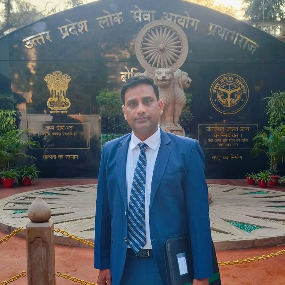 नेवी से रिटायर्ड होने के बाद पास की यूपीपीएससी परीक्षा:वाराणसी के प्रदीप ने तीसरे प्रयास में वाणिज्य कर अधिकारी बनकर क्षेत्र कानाम रोशन किया