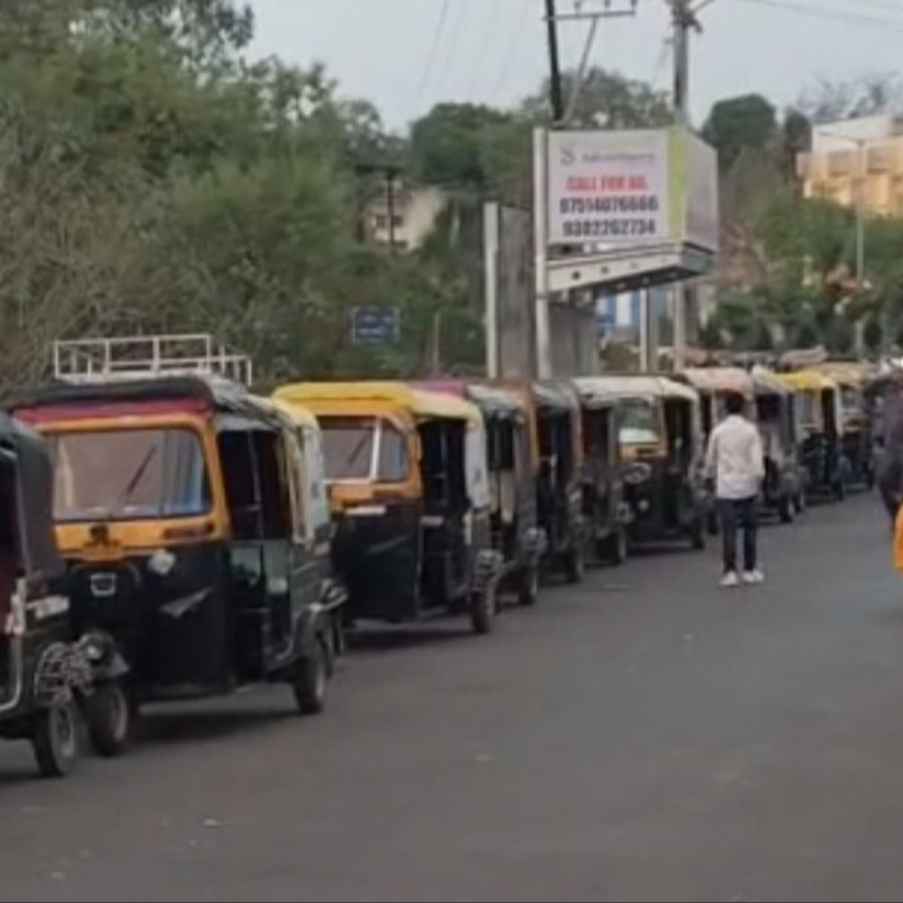 सागर में LPG भरवाने लगी ऑटो रिक्शा की कतार:पंप पर गैस पहुंची तो 3 किमी लंबी लाइन लगी, चालक बोले- बंद करने की नौबत आ गई