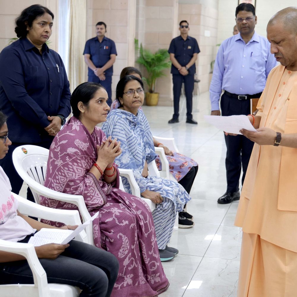 जनता दर्शन में सीएम योगी ने सुनी फरियादें:शिकायतों के त्वरित निपटारे के दिए निर्देश, लंबित मामलों पर भी मांगी रिपोर्ट