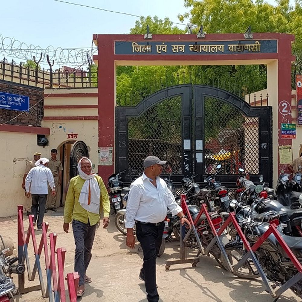 हत्या के अभियुक्त को वाराणसी कोर्ट ने सुनाई उम्रकैद:फरसे से मारकर कर दी थी गर्दन धड़ से अलग, मौके पर हुई थी मौत