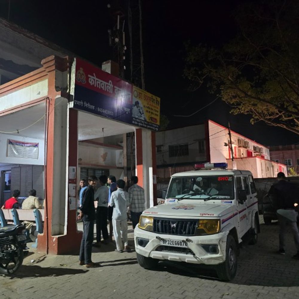 बांके बिहारी मंदिर में सुरक्षा कर्मियों ने की श्रद्धालु की:वीडियो बना रहे दुकानदार को भी नहीं बख्शा, सुरक्षा कर्मी बोले दुकानदार घुस आए थे बैरक में