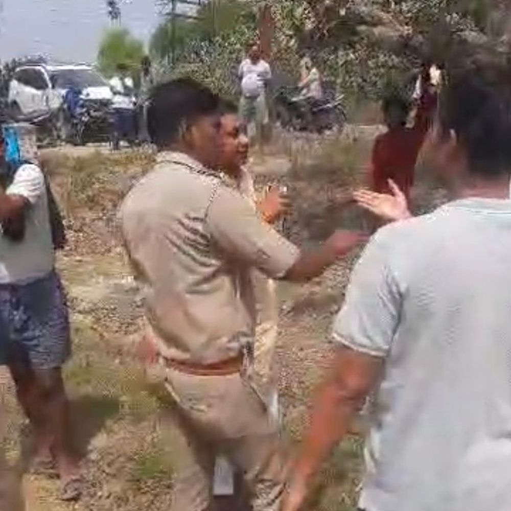 प्रतापगढ़ में भूमि विवाद में खुद को RSS प्रचारक बताया:मंत्री-विधायक पैर छूते हैं, 26 करोड़ जनता चलाने का दावा