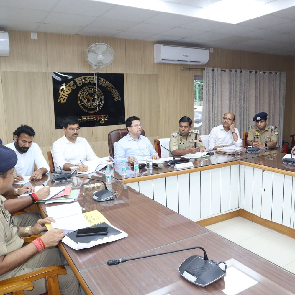 सहारनपुर में सीएम डैशबोर्ड बैठक में मंडलायुक्त सख्त:विभागों को सुधार के निर्देश, राजस्व और कानून व्यवस्था की हुई समीक्षा