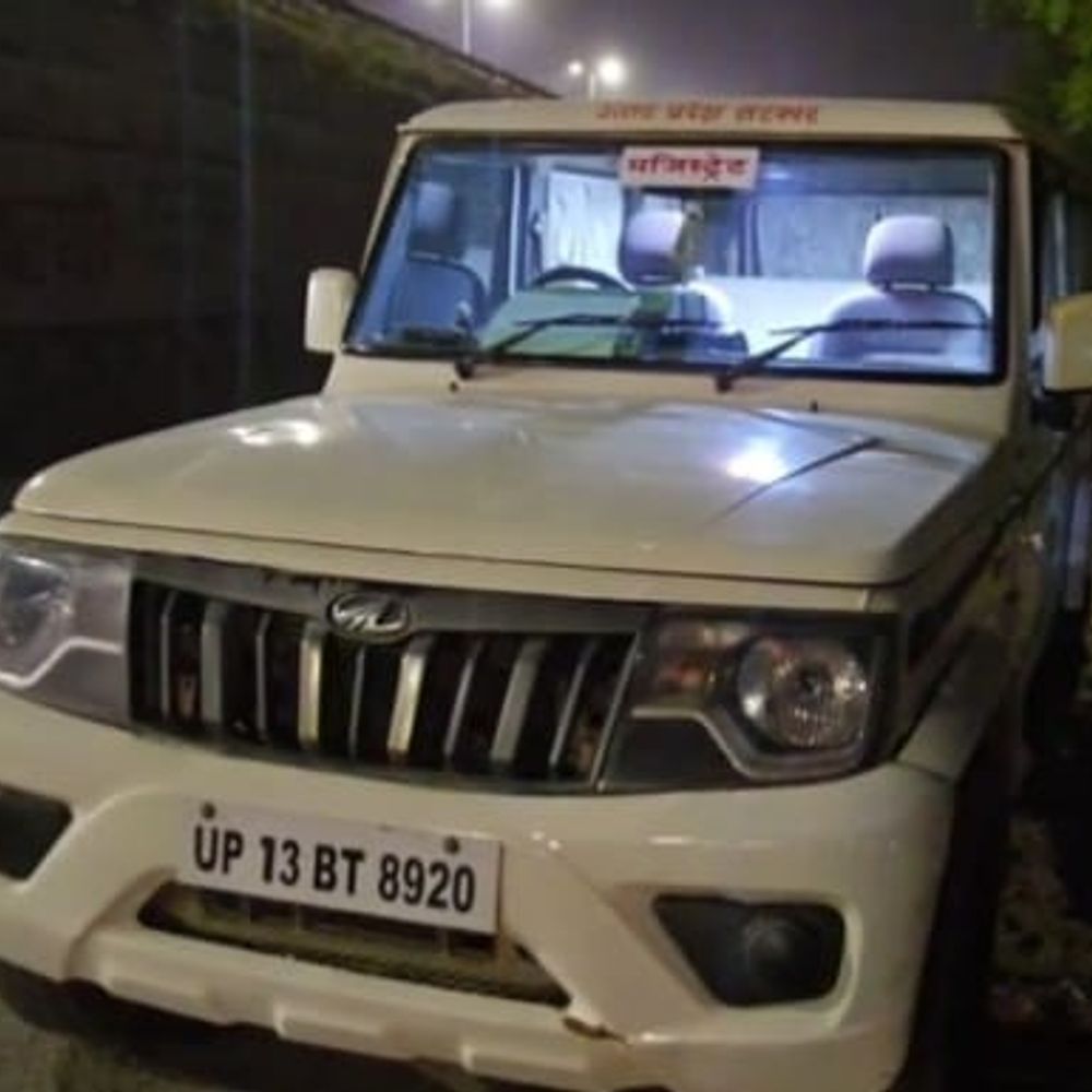 खुर्जा में 'मजिस्ट्रेट' लिखी गाड़ी से अवैध उगाही:मीडिया देख भागे मंडी सचिव, जांच के आदेश; सचिव बोले- गाड़ी ड्राइवर लेकर गया था