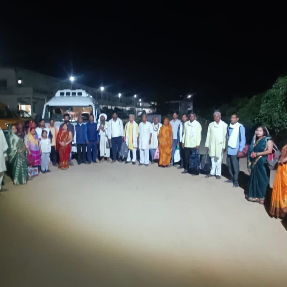 चंदौली से अयोध्या के लिए निःशुल्क बस रवाना:स्कूल निदेशक की 14वीं तीर्थयात्रा पहल