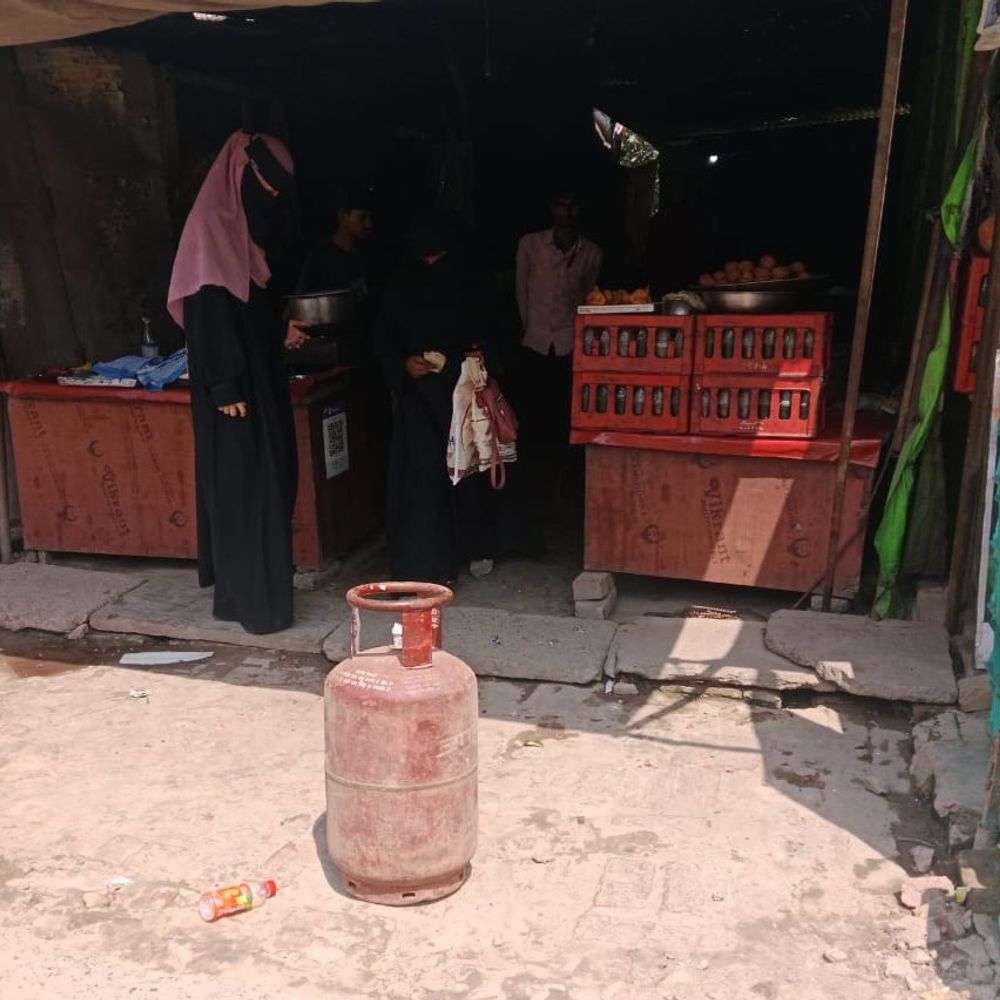 अयोध्या में फास्ट फूड की 50% दुकानें बंद:खाने-पीने की चीजें महंगी, घरेलू गैस सिलेंडर का दुकानों में उपयोग हो रहा