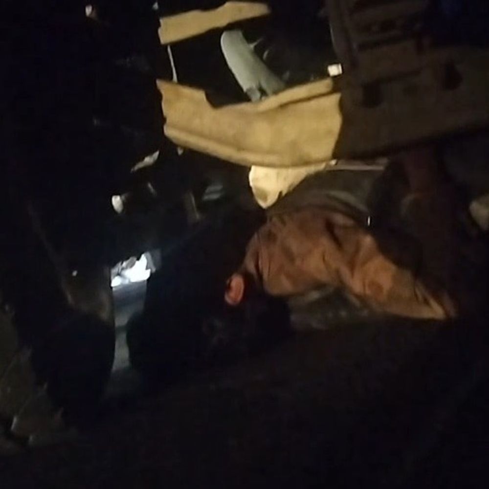 दमोह बायपास पर बाइक सवार ट्रक के नीचे फंसा:मंत्री के बेटे ने सहयोगियों संग रेस्क्यू कर अस्पताल पहुंचाया; जान बची