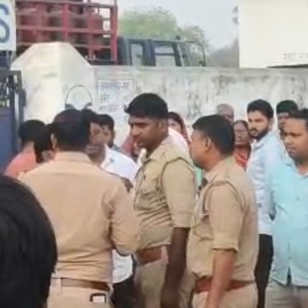 देवरिया में गैस सिलेंडर वितरण पर हंगामा:उपभोक्ताओं के विरोध के बाद पुलिस-एजेंसी संचालक में नोकझोंक
