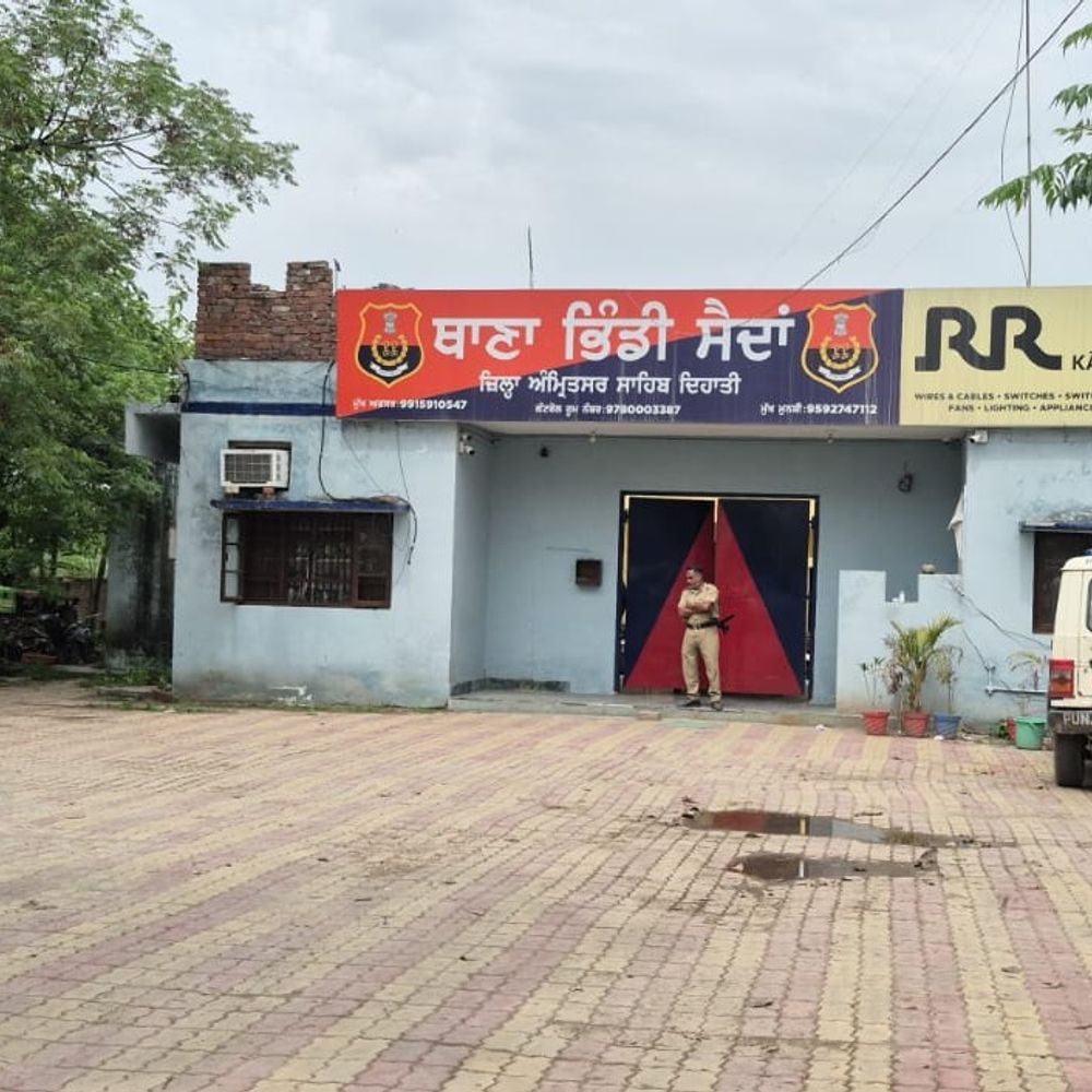 अमृतसर में पुलिस थाना निशाने पर:  राजासांसी में संदिग्ध ग्रेनेड धमाका, आधिकारिक पुष्टि नहीं; इलाके में बढ़ी सुरक्षा – Amritsar News