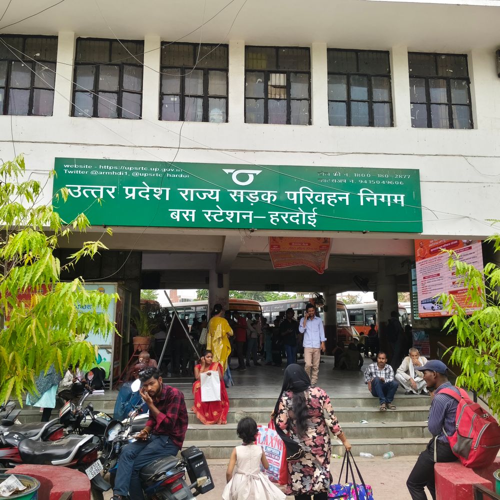 महिला परिचालक बनने के लिए महिलाओं ने किए आवेदन:हरदोई कार्यालय में 450 से अधिक आवेदन जमा, 116 पदों पर होनी है भर्ती