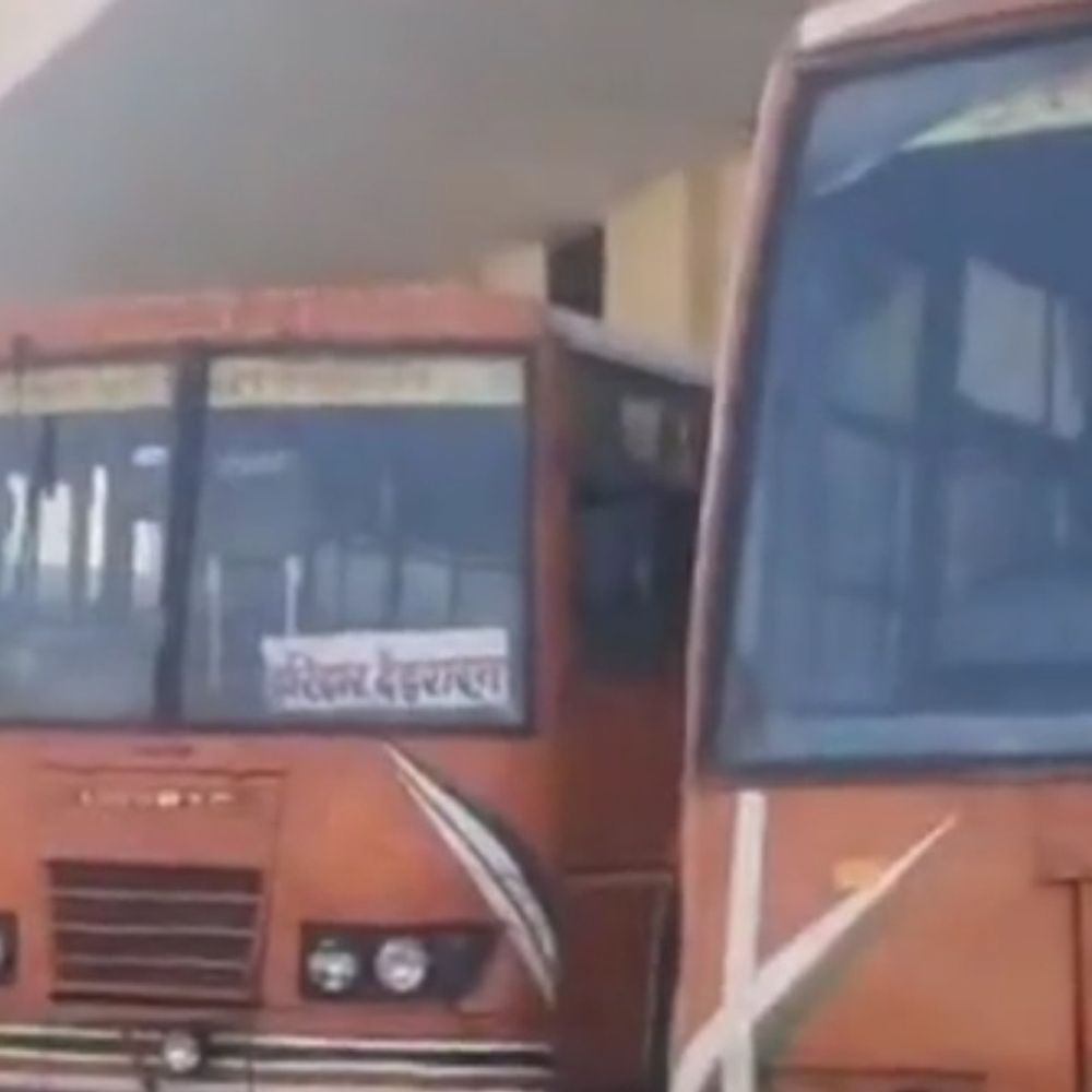 मुरादाबाद में बस मालिक 15 दिन की बिलिंग से नाराज:बोले-हर महीने 3 लाख का हो रहा है नुकसान, परिवहन विभाग पर मनमानी का आरोप