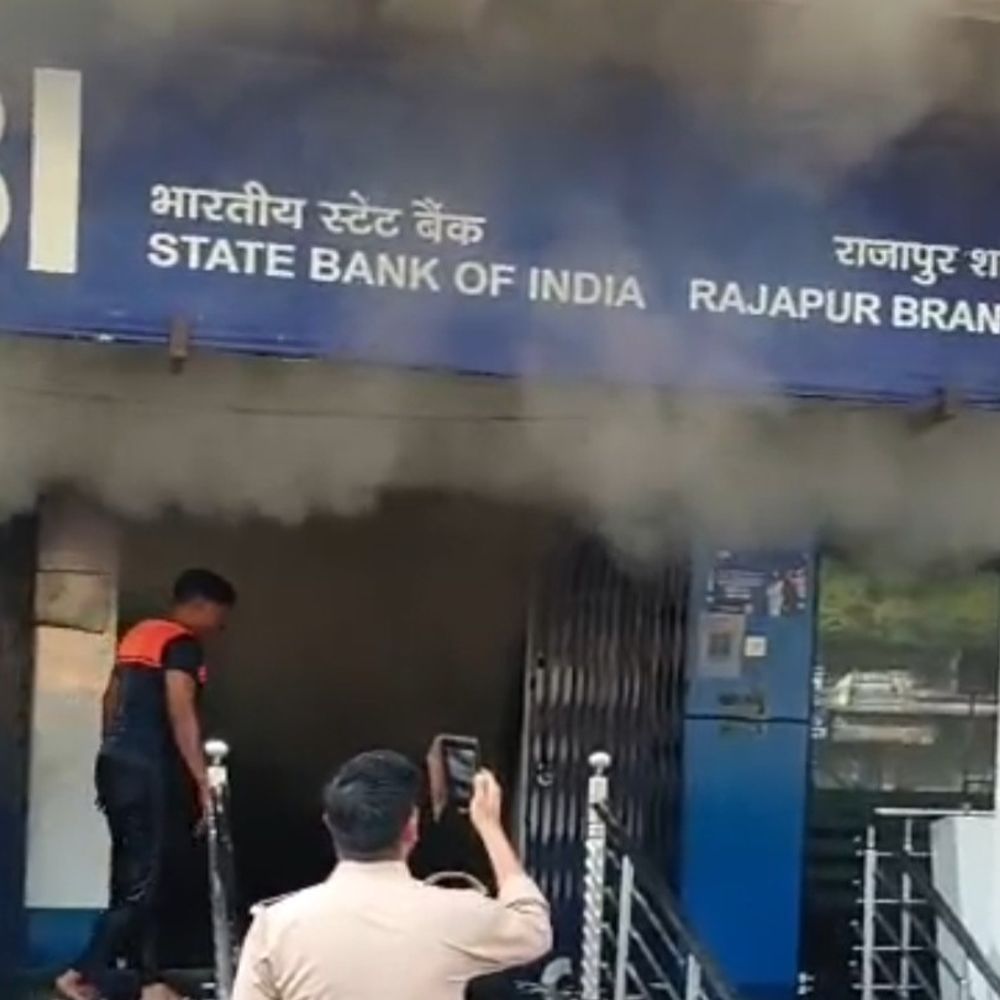 चित्रकूट SBI शाखा में आग लगी:कई महत्वपूर्ण रिकॉर्ड जलकर राख, कड़ी मशक्कत के बाद दमकलों ने पाया काबू