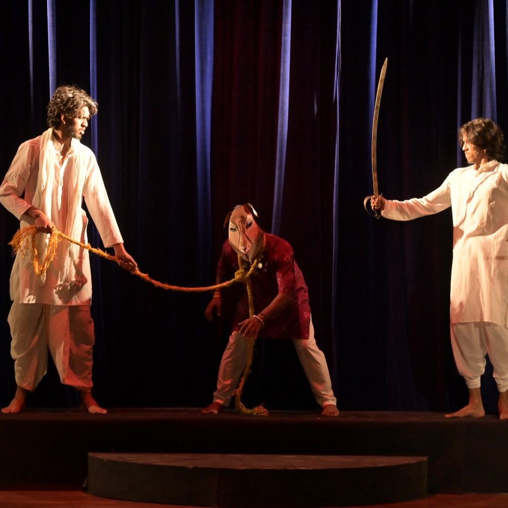 भरतमुनि नाट्य समारोह में 'बकरी' का मंचन:यह नाटक जनता की भावनाओं के राजनीतिक शोषण को उजागर करता है