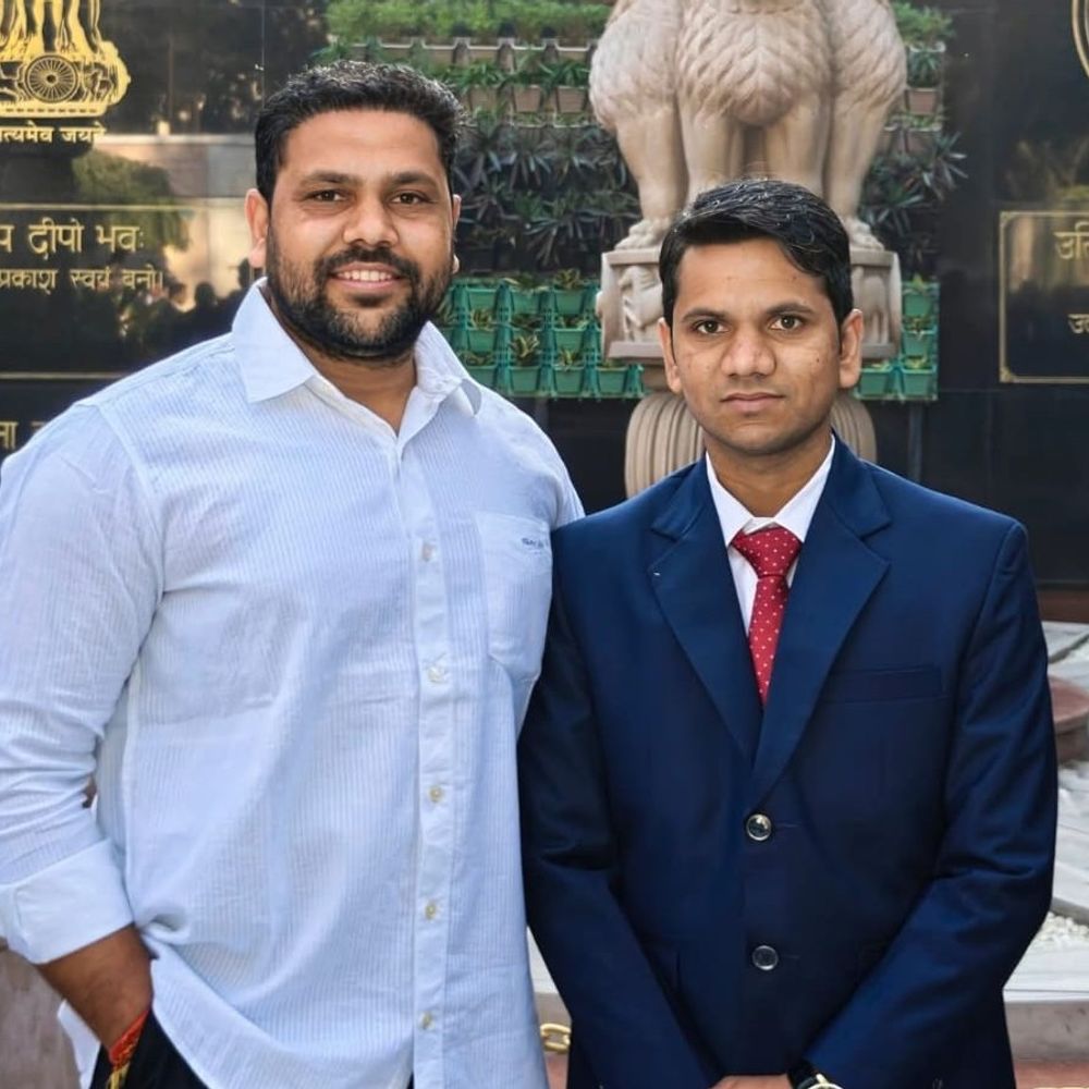 अमरोहा के विजेंद्र सिंह बने नायब तहसीलदार:UPPCS में मिली सफलता, पूर्व विधायक ने भतीजे की सफलता पर जताई खुशी