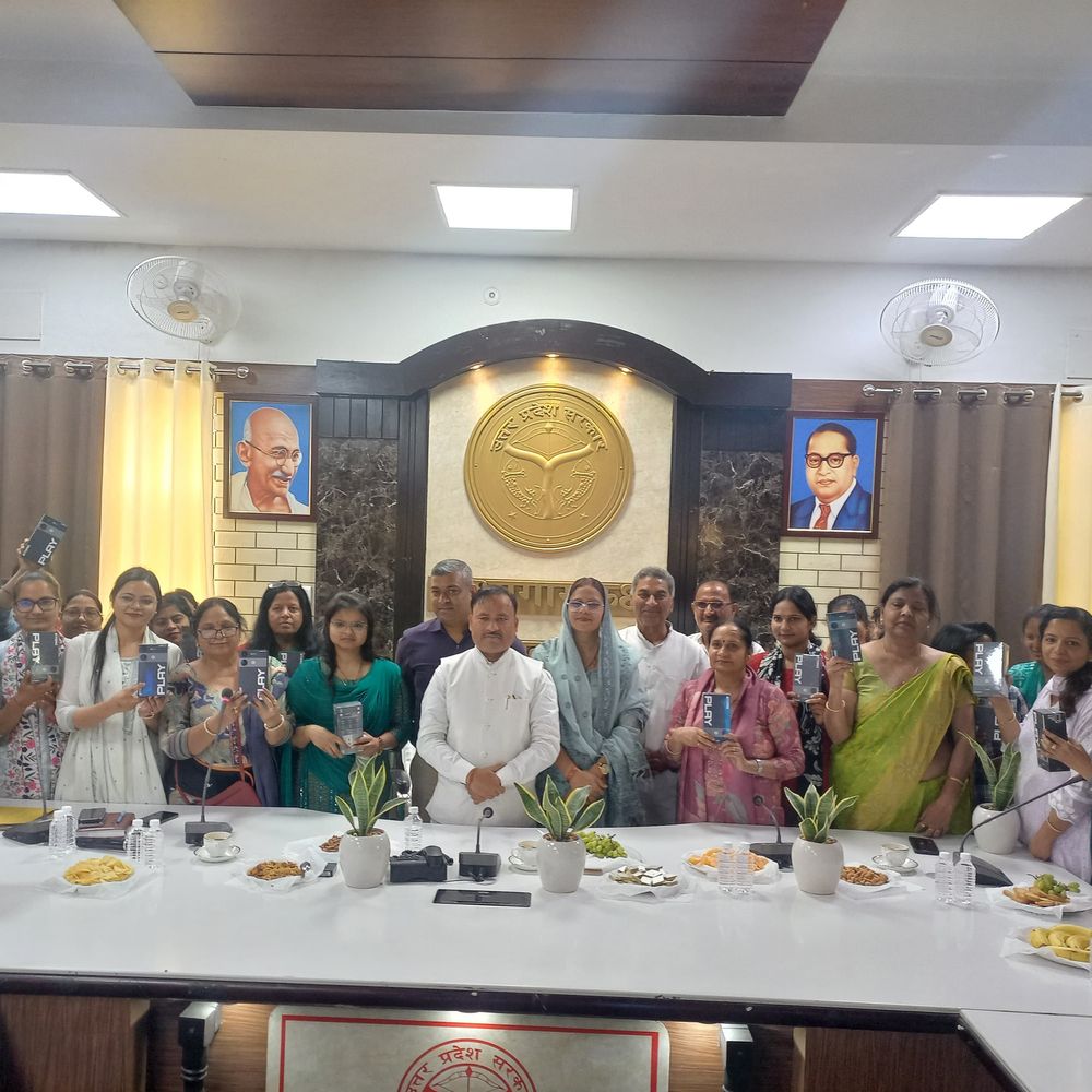 हापुड़ में आंगनबाड़ी कार्यकत्रियों को नियुक्ति पत्र:100 सहायिकाओं को नियुक्ति पत्र, 113 स्मार्टफोन वितरित