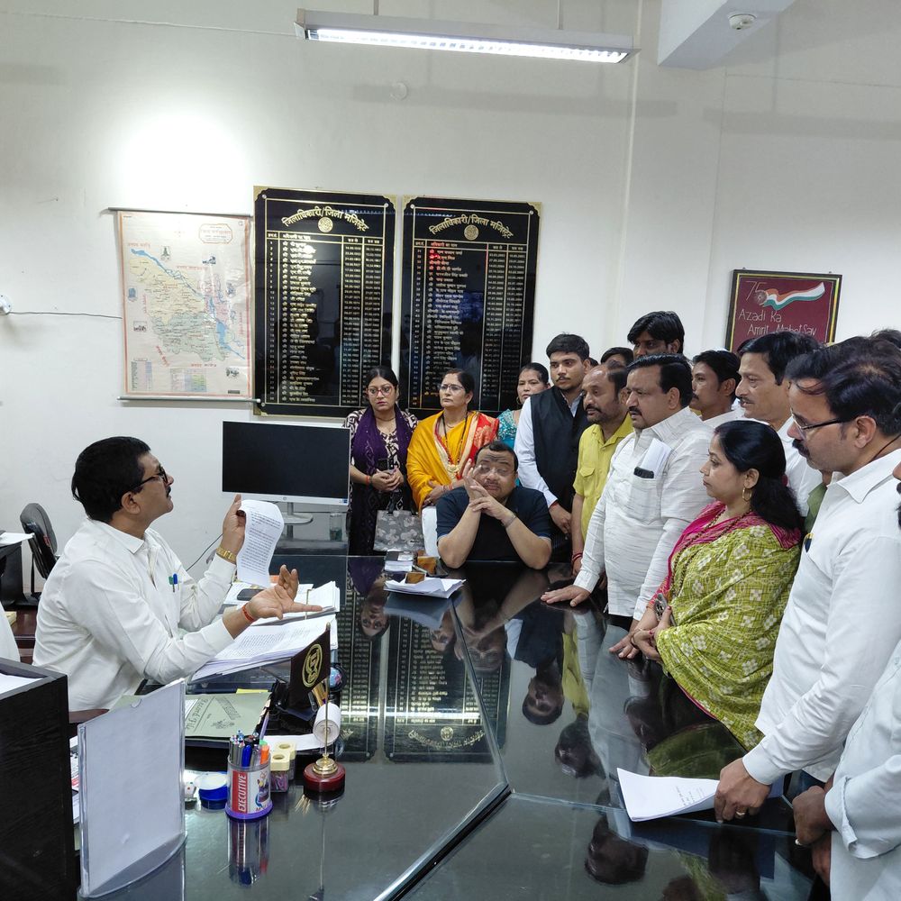 फर्रुखाबाद में प्राइवेट स्कूलों की मनमानी पर अभिभावक कलेक्ट्रेट पहुंचे:फीस व सामग्री पर मनमानी का आरोप, डीएम से कार्रवाई की मांग