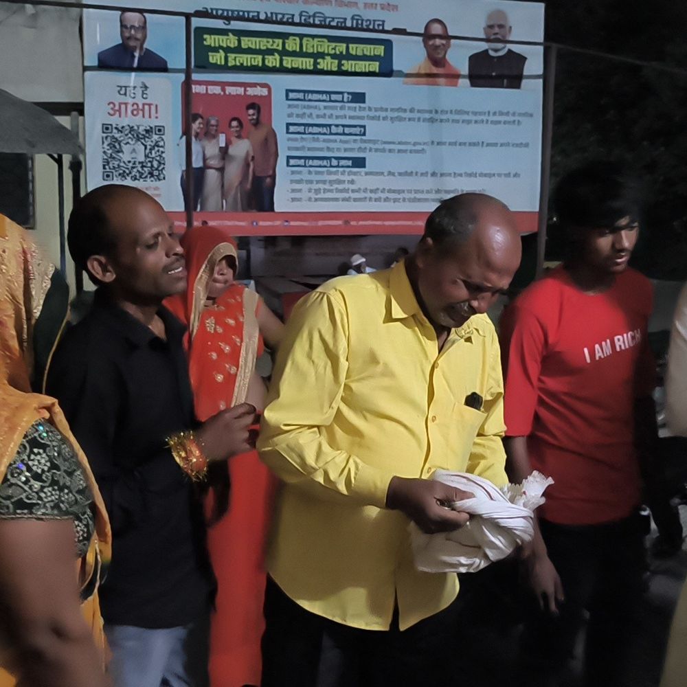 मैनपुरी में नेजा चढ़ाने आए श्रद्धालु की हादसे में मौत:सड़क पार करते समय ट्रैक्टर ने मारी टक्कर, अस्पताल में उपचार के दौरान गई जान