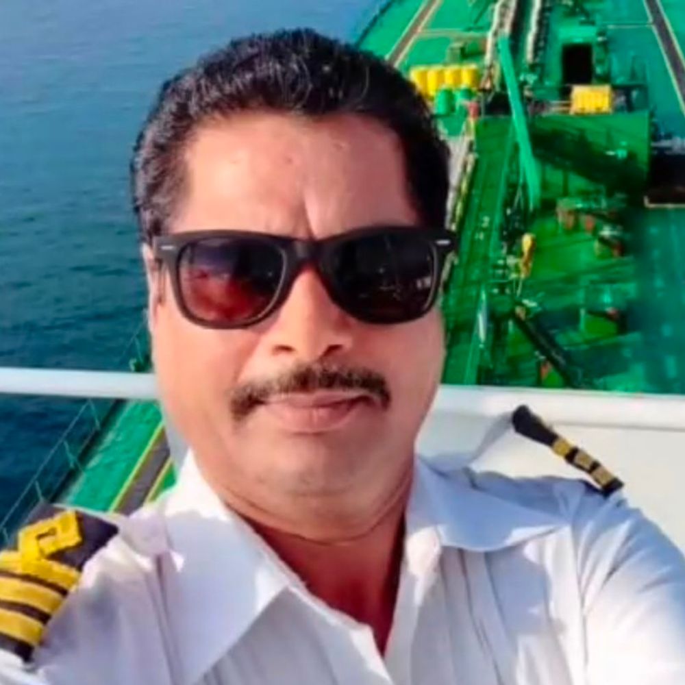 तीन महीने ईरान की जेल में बंद मर्चेंट नेवी अफसर:दुबई के रास्ते मुंबई एयरपोर्ट पहुंचे, 8 अन्य भारतीय भी साथ, नेवी कस्टडी में