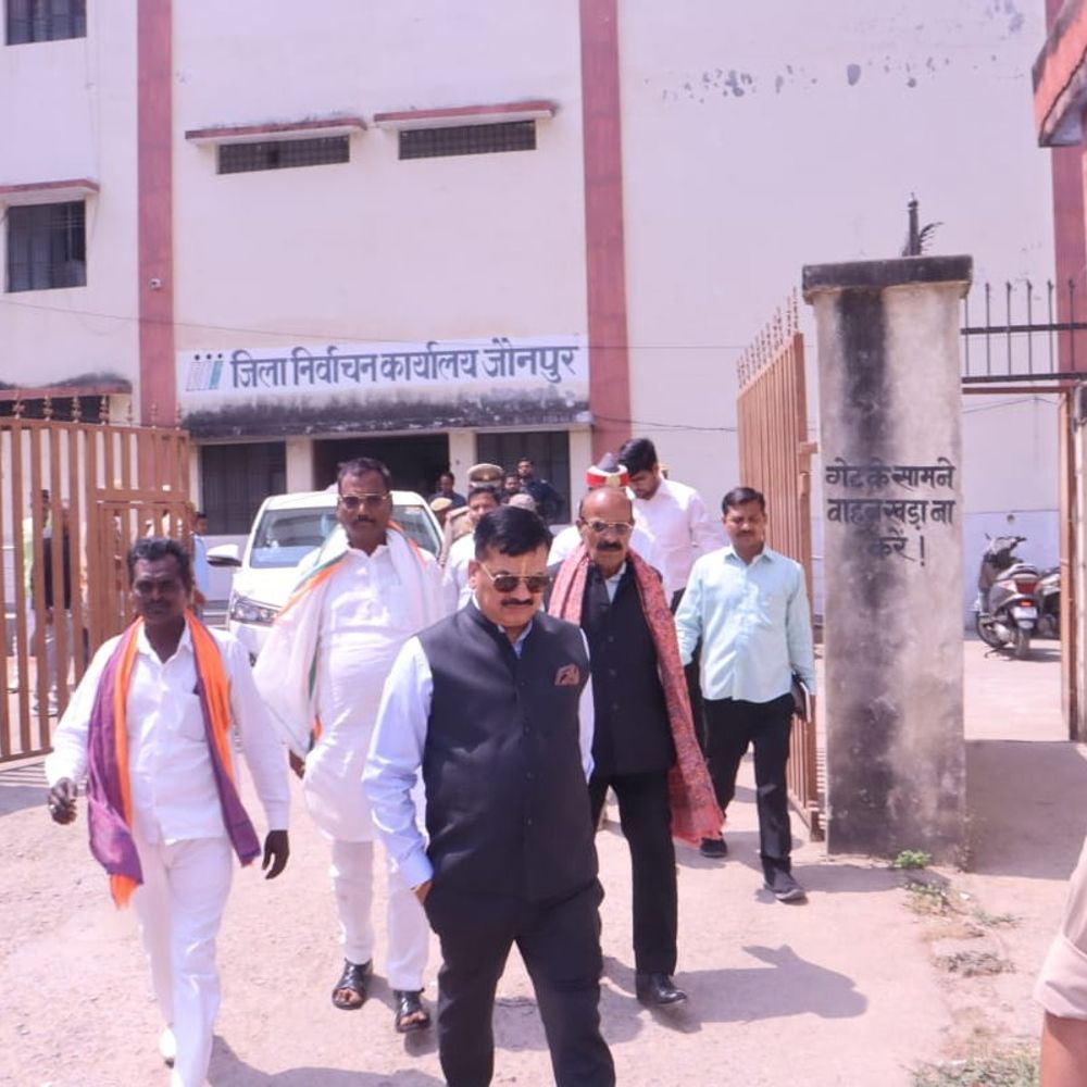 जिला निर्वाचन अधिकारी ने वीवीपैट वेयरहाउस का निरीक्षण किया:जौनपुर में सुरक्षा व्यवस्था और रखरखाव के संबंध में दिए निर्देश