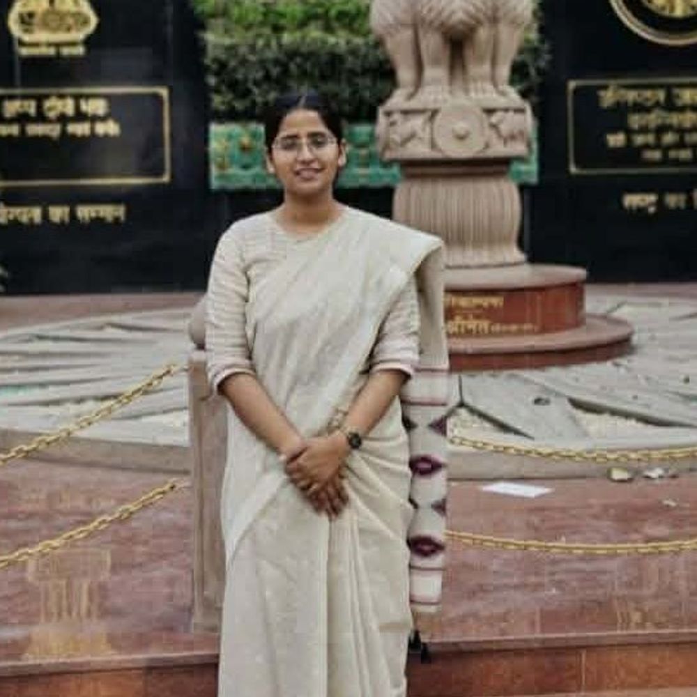 गोंडा की वर्षा सिंह बनी वाणिज्य कर अधिकारी:UPPSC 2024 में 53वीं रैंक, 2 साल की उम्र में पिता का हुआ था निधन