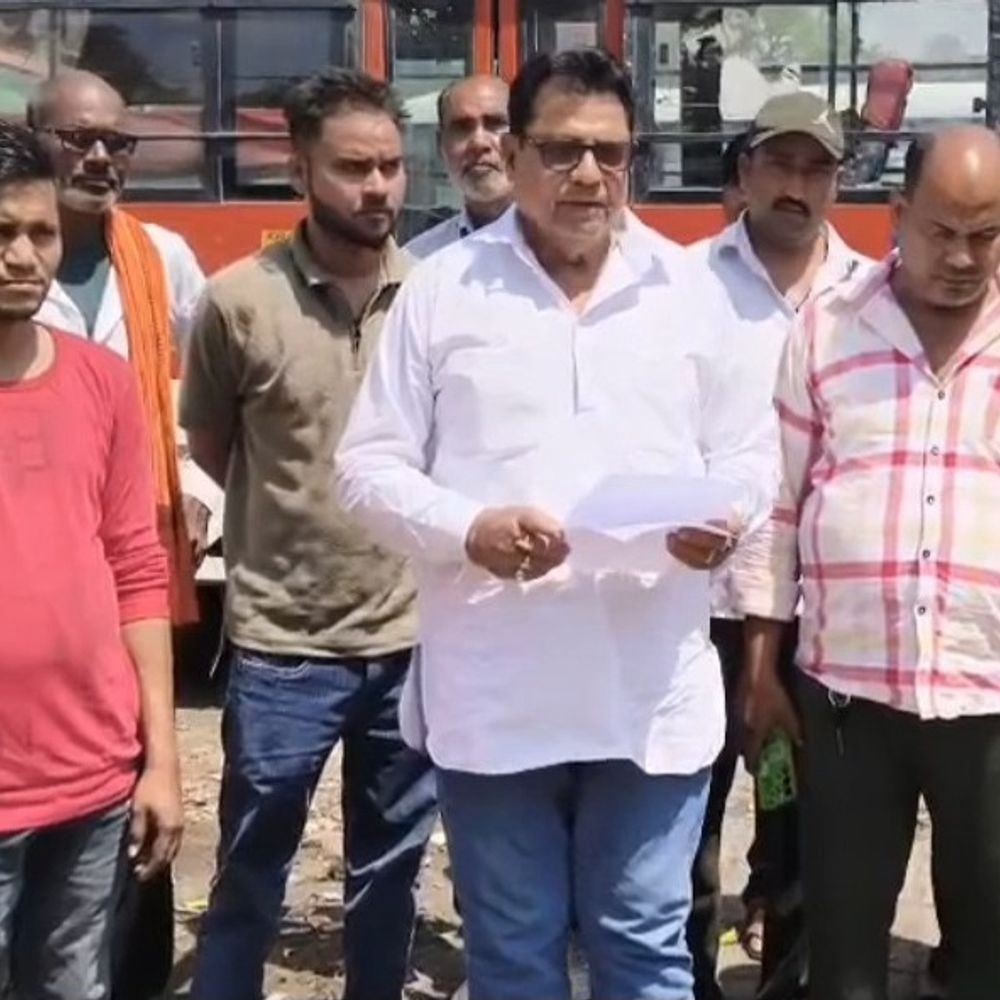 डग्गामार वाहनों पर ट्रैफिक पुलिस की मिलीभगत का आरोप:बदायूं में बस ऑपरेटर्स ने SSP से की शिकायत, कार्रवाई की मांग की