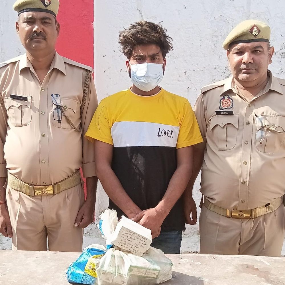 बागपत में दो शराब तस्कर गिरफ्तार:चेकिंग के दौरान 46 पाउच अवैध शराब बरामद