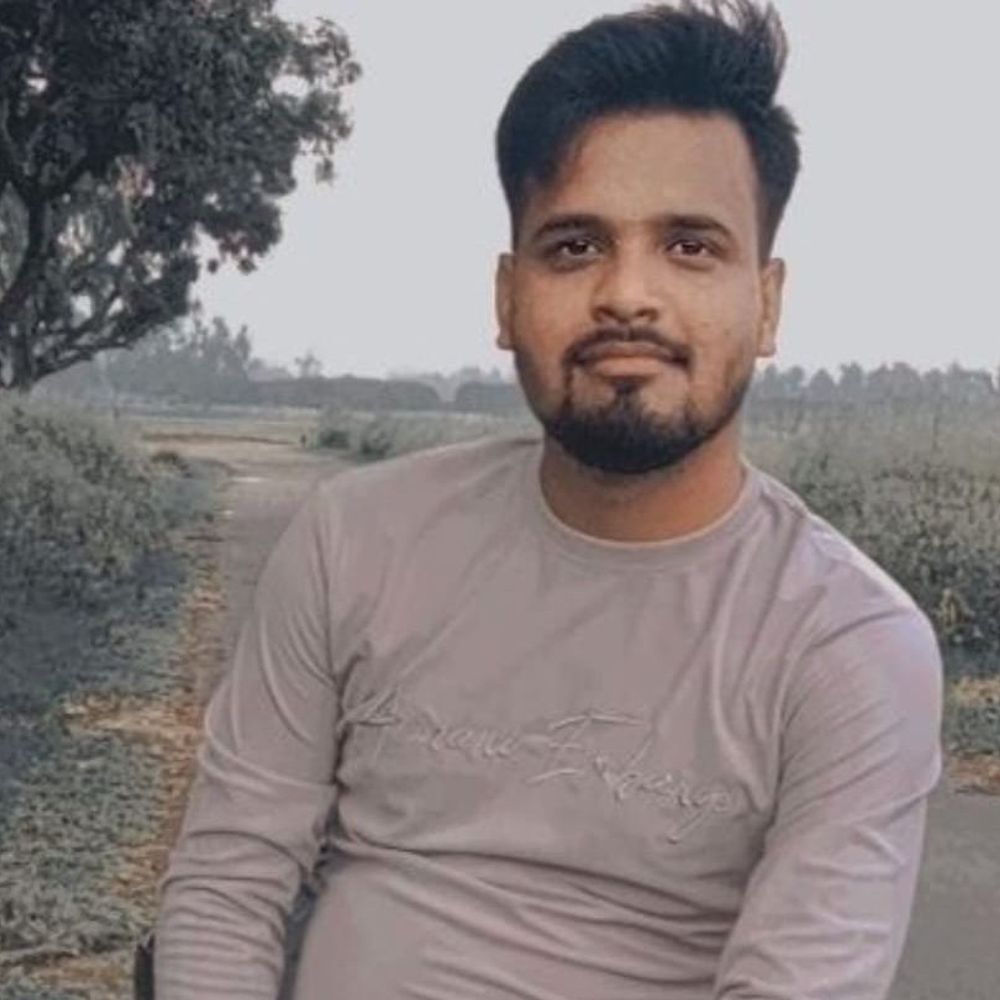 बाराबंकी में कार तालाब में गिरी, व्यापारी की मौत:ससुराल से लौटते समय हुआ हादसा, 2 साल की बेटी गंभीर घायल