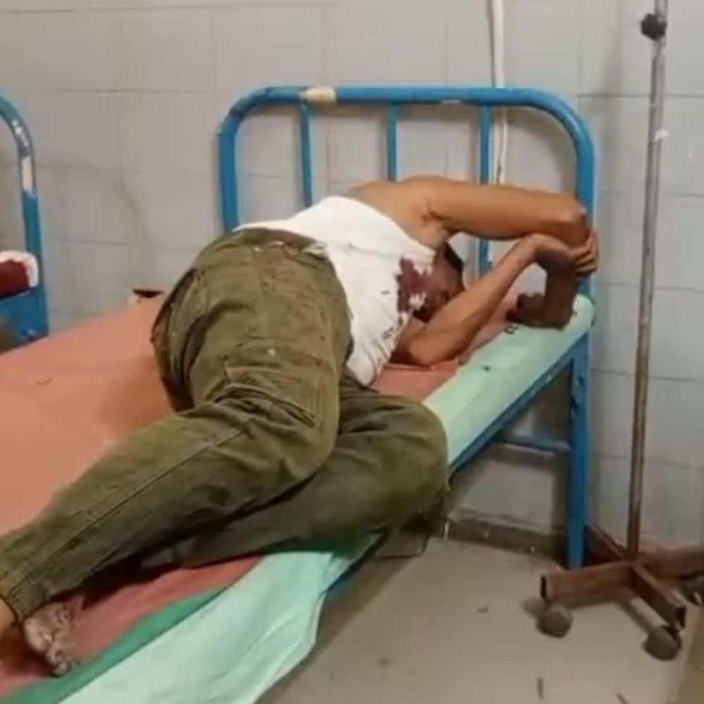 एटा में मोबाइल मांगा, विरोध पर युवक को पीटा:सिर में चोट लगने से लहूलुहान, पुलिस ने कराया मेडिकल परीक्षण