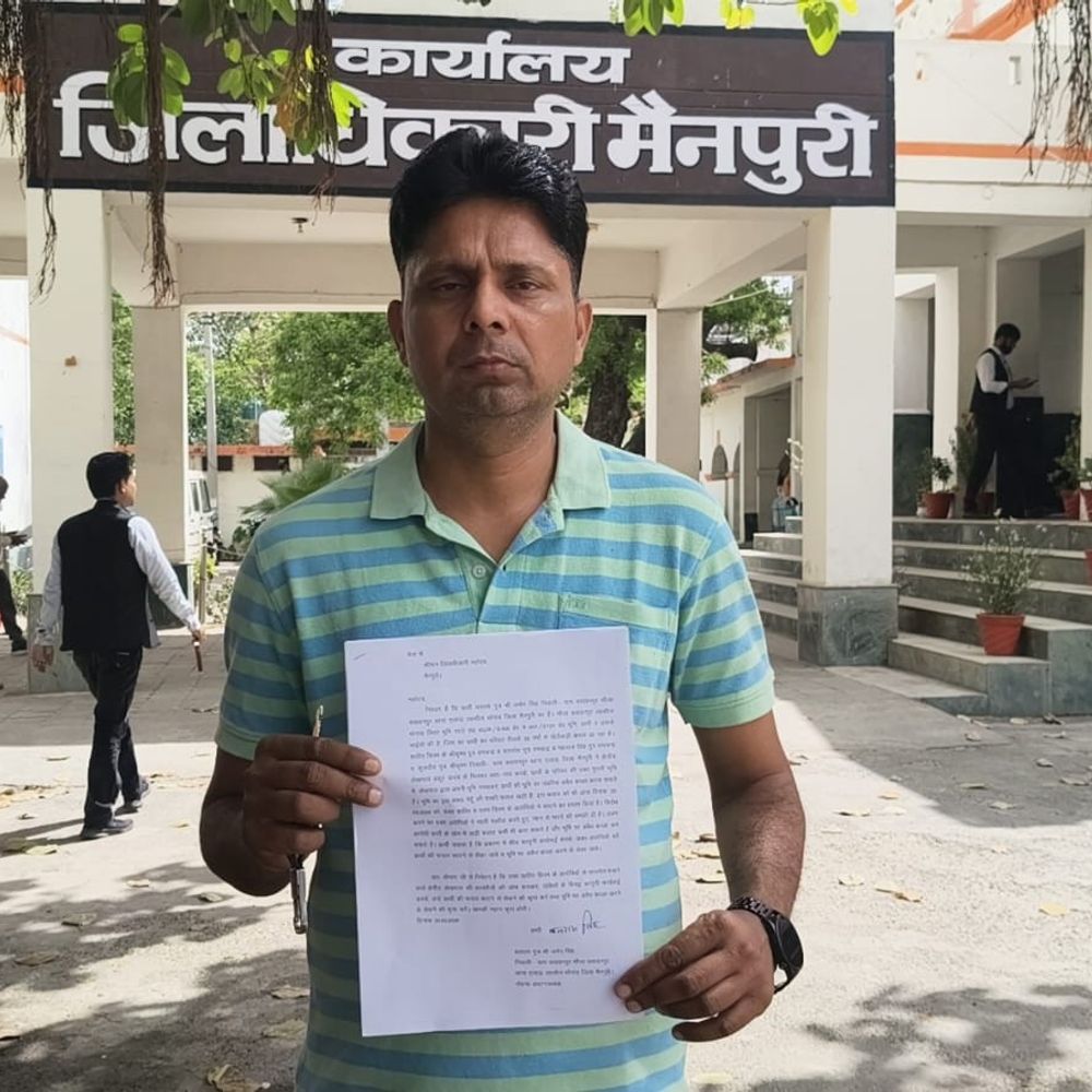 पुश्तैनी खेत पर फर्जी पट्टा,किसान ने लेखपाल पर लगाए आरोप:मैनपुरी में 50 साल से हो रही खेती पर कब्जे की कोशिश, डीएम से शिकायत