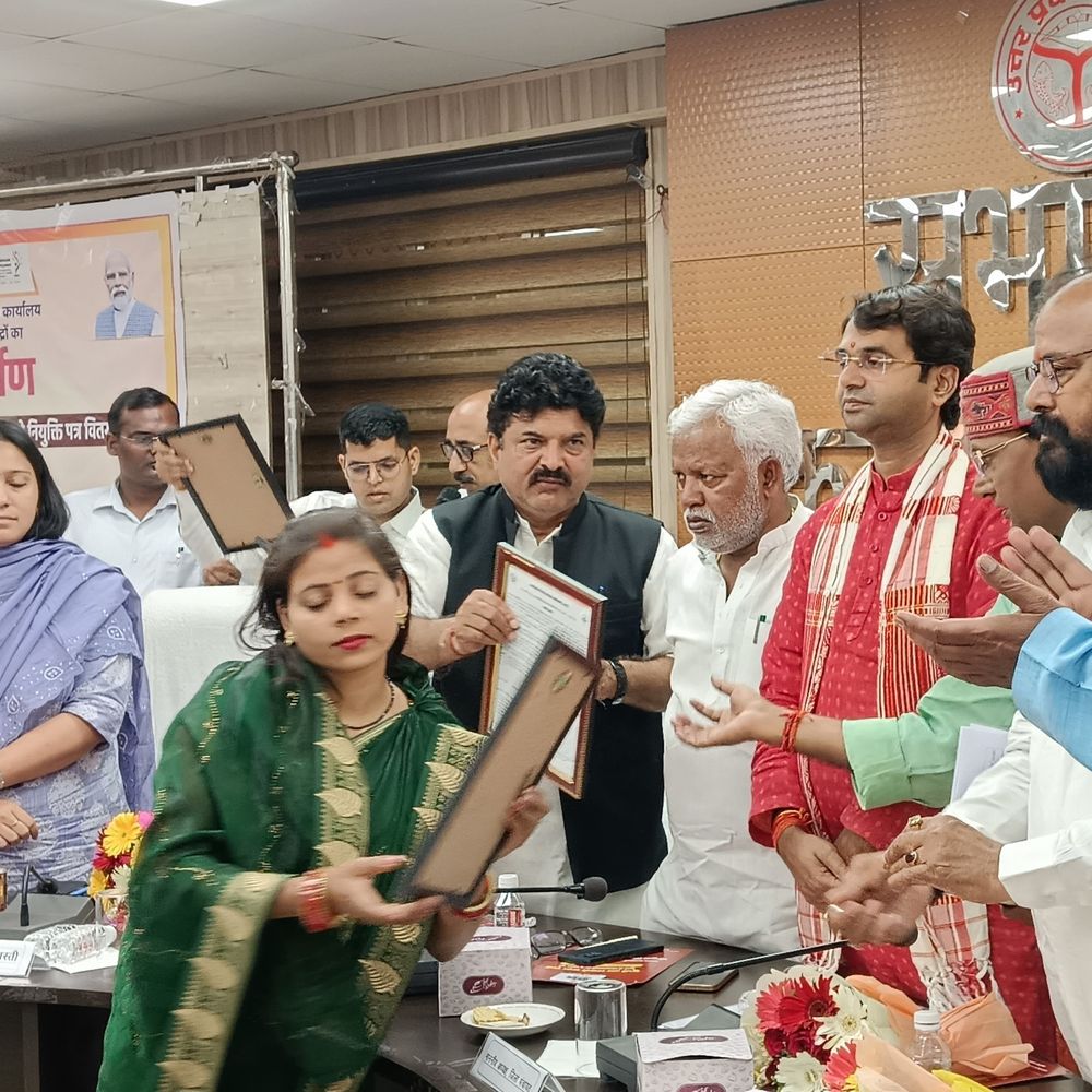 बस्ती में आंगनबाड़ी कार्यकत्रियों, सहायिकाओं को नियुक्ति पत्र:सीएम योगी ने लाइव संबोधन में सशक्तिकरण पर दिया जोर