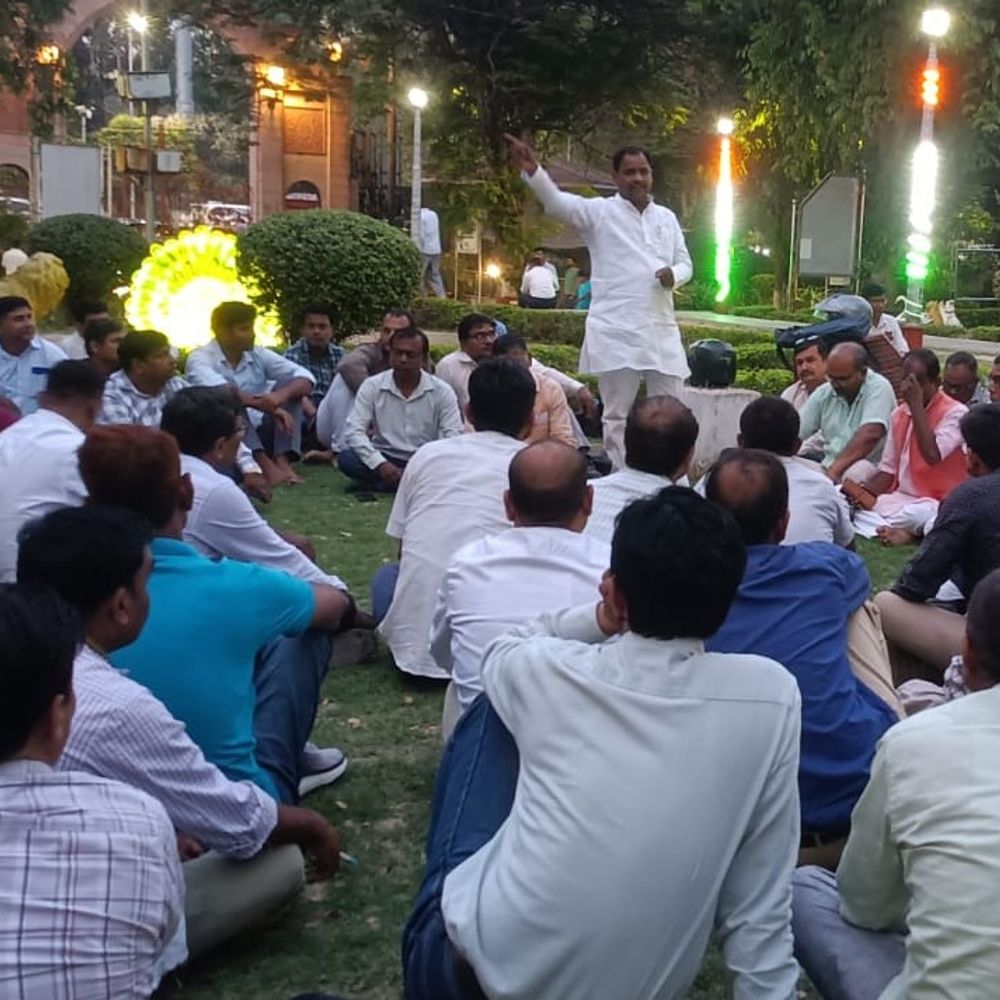 प्रयागराज में डीआईओएस के खिलाफ शिक्षकों ने खोला मोर्चा:समस्याओं के समाधान में देरी पर 8 अप्रैल से कार्यालय पर धरना देंगे