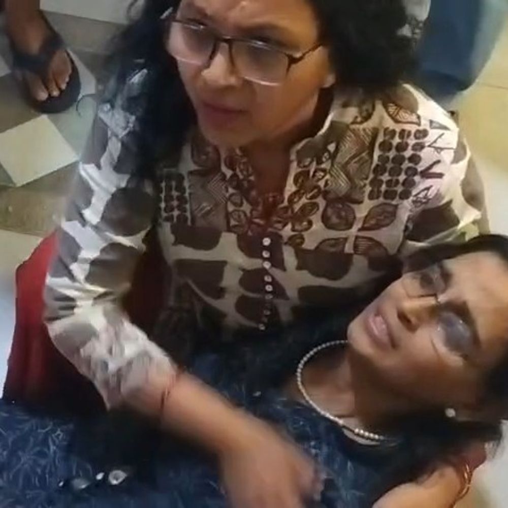 ग्रेनो वेस्ट की हिमालय प्राईड सोसाइटी में लिफ्ट अटकी:महिला 20 मिनट फंसी, बेहोश; मेंटेनेंस पर उठे सवाल