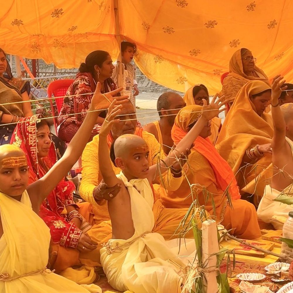 21 बटुकों का उपनयन संस्कार हुआ पूरा:बलिया में महायज्ञ के दौरान भव्य गंगा आरती हुई, अध्यात्मिक जीवन में लिया प्रवेश