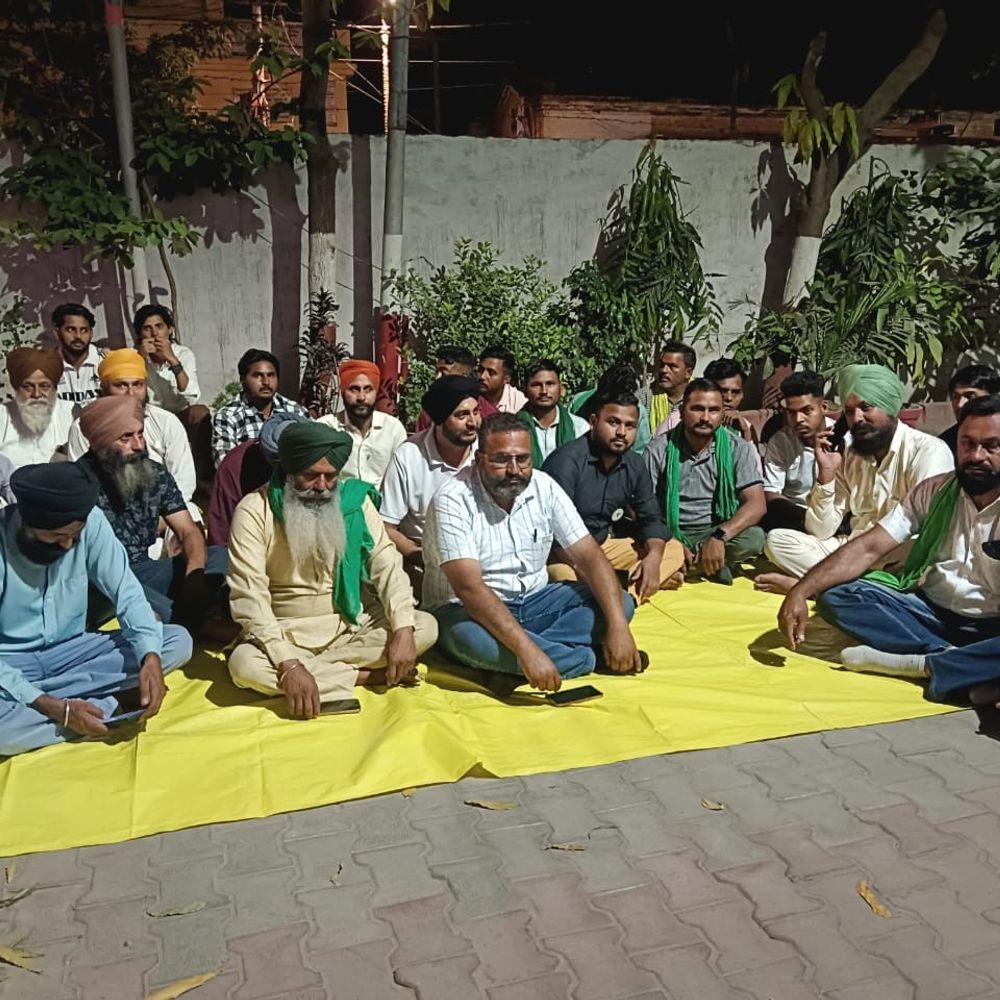 ओडिशा में राकेश टिकैत गिरफ्तार:पीलीभीत में भाकियू कार्यकर्ताओं ने थाने घेरा, प्रदर्शन कर विरोध दर्ज कराया