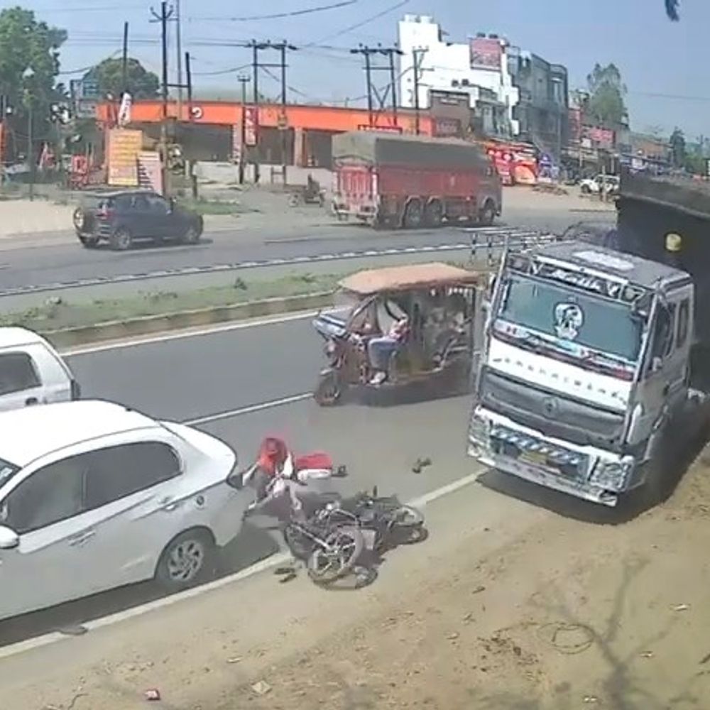 ओवरलोड ट्रक ने भाई-बहन को मारी टक्कर:मुजफ्फरनगर हाईवे पर कई वाहनों को रौंदा, CCTV वीडियो आया सामने